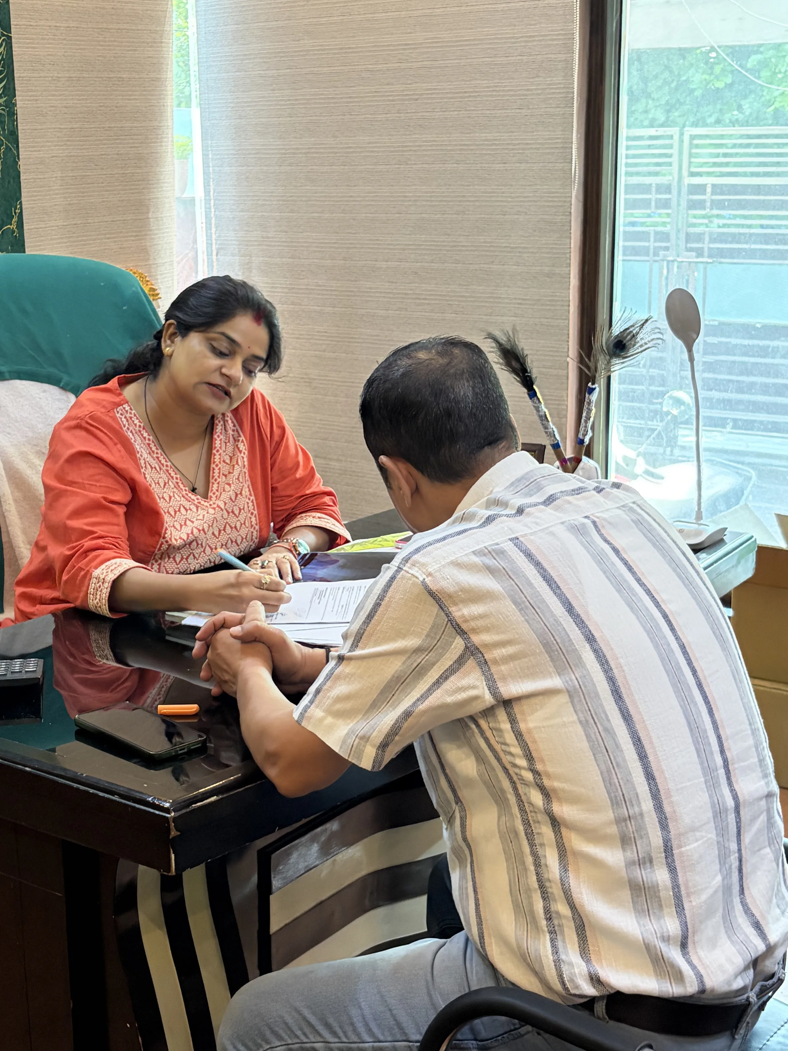 Dr. Neha Mahajan consulting a patient at Green Zone Nature Ayurveda Hospital